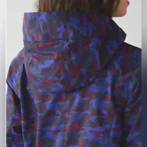 Lululemon Rain For Daze Jacket II in Hounds Camo Emperor Blue Black - Picture 7 of 12